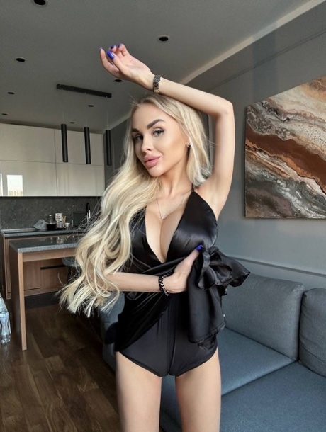 Sexy OnlyFans model Eliasa A showt haar grote tieten in haar glamoureuze jurk