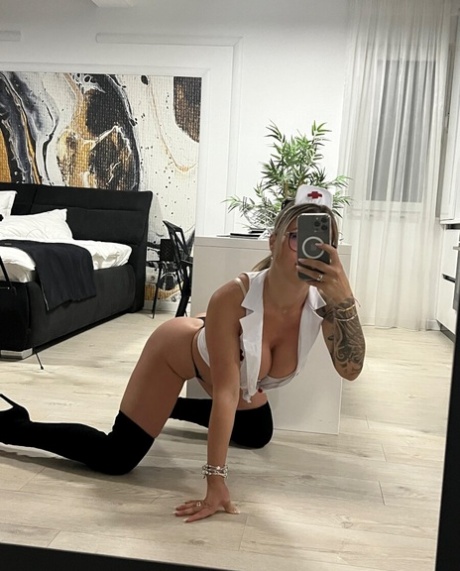 Attraktiva Sjuksköterska Anca visar hennes sexiga klyvning och big booty i varma selfies