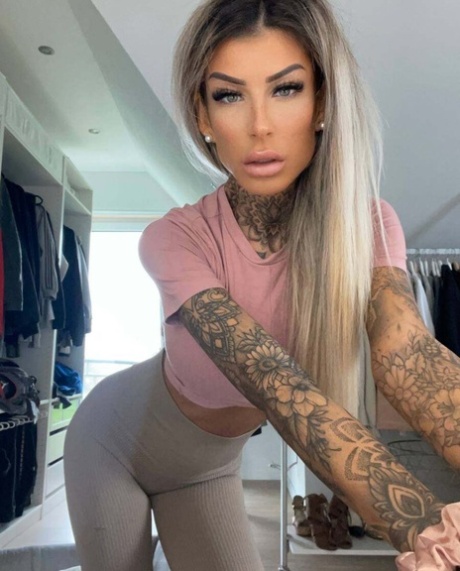 Glamour babe tinta muestra sus tetas jugosas mientras muestra sus tatuajes