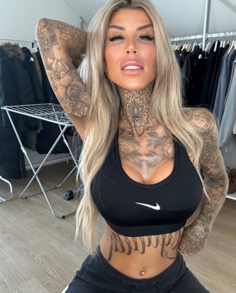 Glamouröses Babe stellt ihre wunderschönen Titten zur Schau und zeigt ihre Tattoos