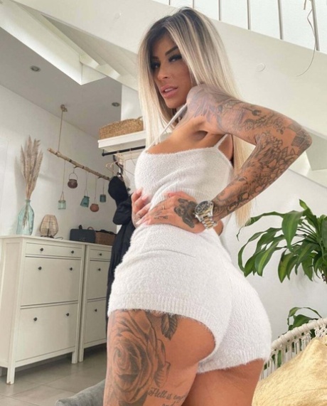 Inked Amateur Babe neckt mit ihrem eingefärbten großen Hintern in einer Solo-Show