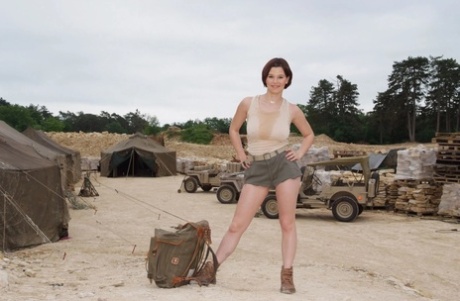 セクシーなヨーロッパ軍新兵が軍キャンプで裸になり巨乳を披露