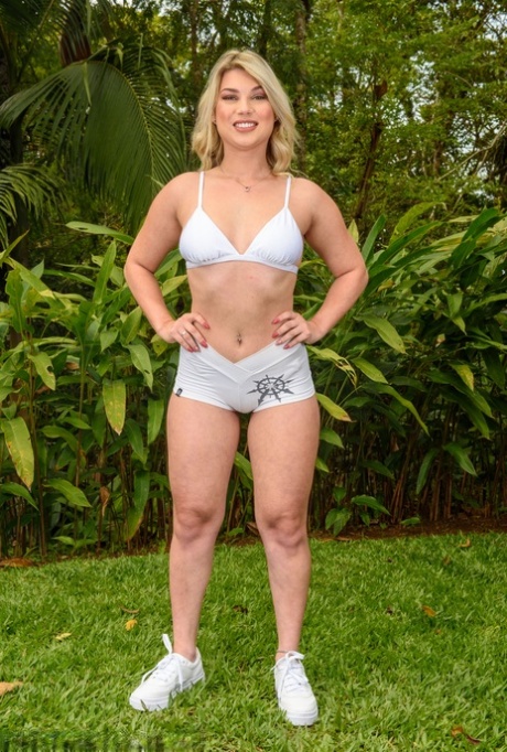 Sexy blonde MILF Melody Antunes stellt ihre unglaubliche Beute und Muschi im Freien zur Schau
