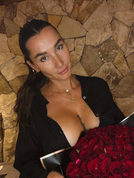 Angelica Anders, la piccola magrissima di OnlyFans, si spoglia e mostra il suo corpo inchiostrato