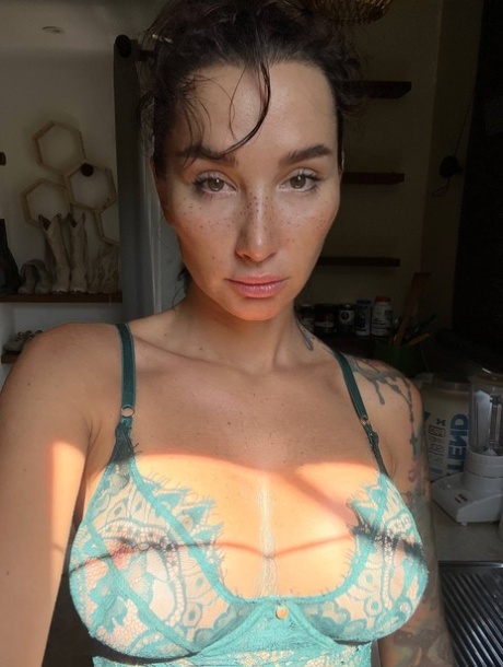 Hubená dívka OnlyFans Angelica Anders ukazuje svůj sexy výstřih v sóle