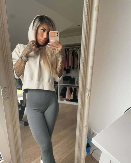 Skinny inked amateur babe pózuje v sexy punčochách a dráždí svým dekoltem