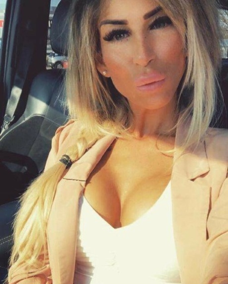 Sexy blondine viser frem den velformede rumpa i g-streng og tar sexy selfies