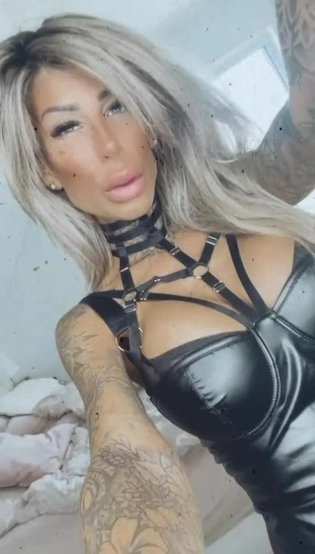 Salig babe amateur visar upp sin bläckfärgade kropp i heta latexdräkter