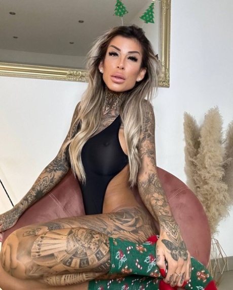 Sexy Amateur neckt mit ihren großen Brüsten, während sie ihre atemberaubenden Tattoos zur Schau stellt