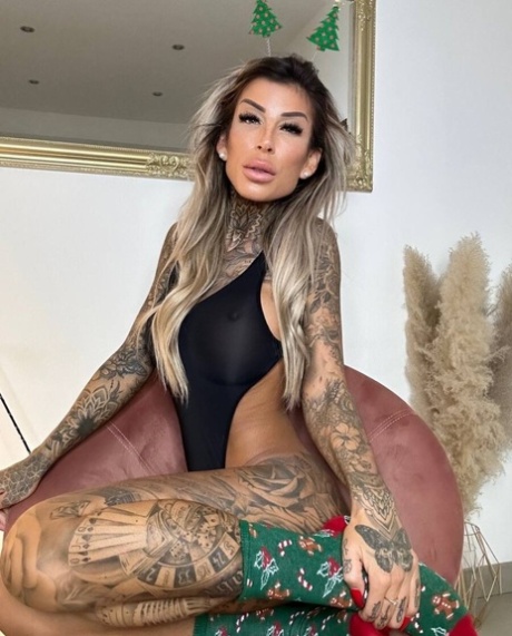 Amadora sexy provoca com as suas mamas grandes enquanto exibe as suas deslumbrantes tatuagens