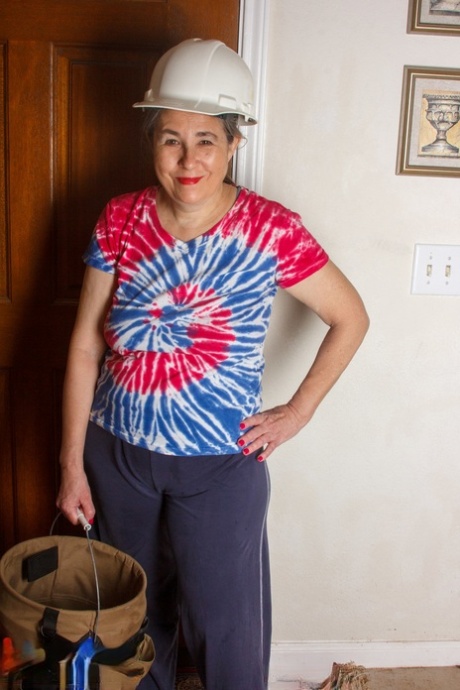 Abuelita cachonda Olivia Olay juguetes su coño peludo con un consolador en su cama