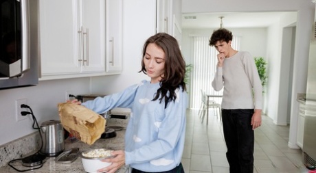 Den lille brunette Veronica Church får sin fisse udstoppet af sin stedbror