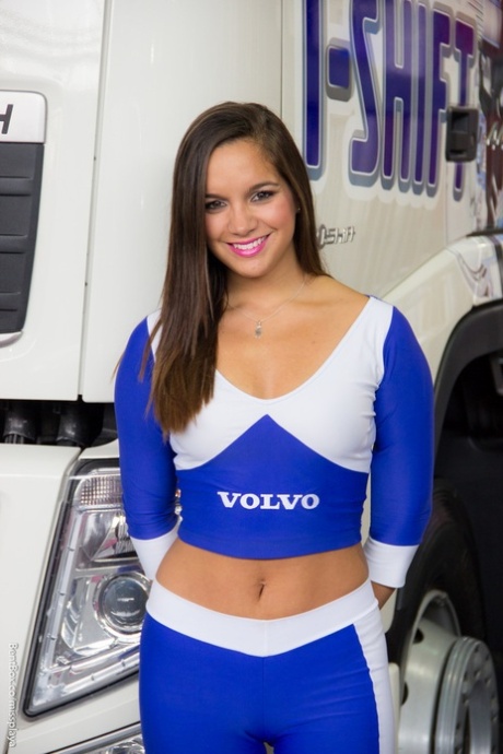 Volvo-promovendames poseren in hun sexy blauwe outfits op de autoshow