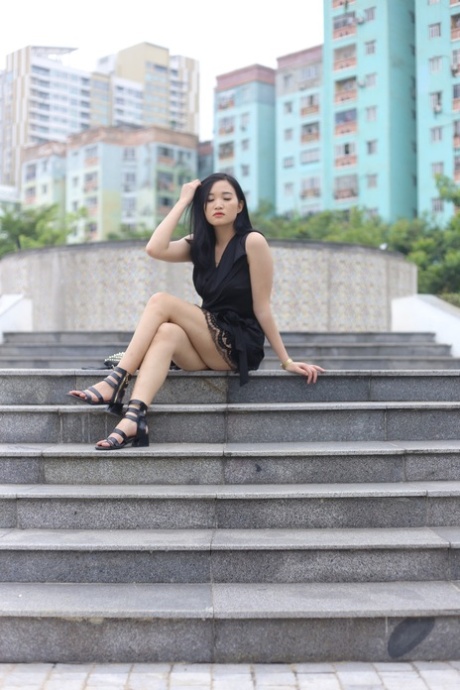 Une belle Vietnamienne montre ses jambes chaudes dans une robe noire sexy