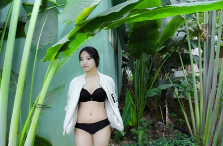 Sedutora modelo Vietnamita Jessica Nguyen posando em sua roupa fofa em público