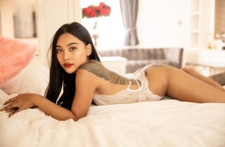 Sexy asiatisk babe viser frem sin store rumpe og sine flotte tatoveringer