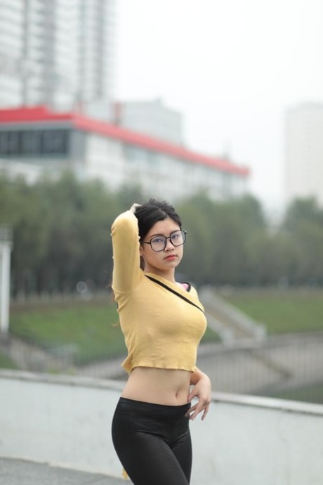 Belle fille asiatique montre son corps parfait dans une tenue sexy à l