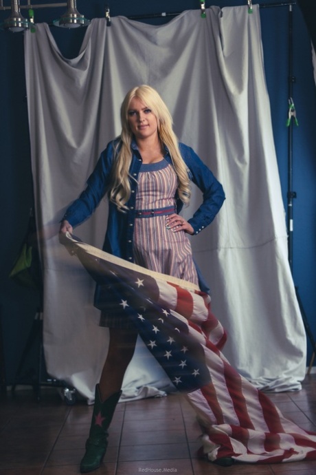 Amateur Babe Jenny posiert in ihrem heißen Outfit mit einer amerikanischen Flagge in den Händen