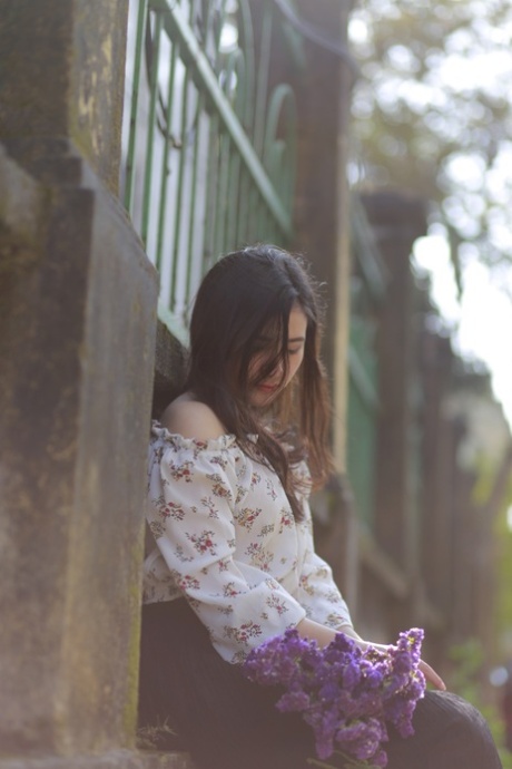 Bella bruna asiatica in posa con il suo splendido vestito in pubblico