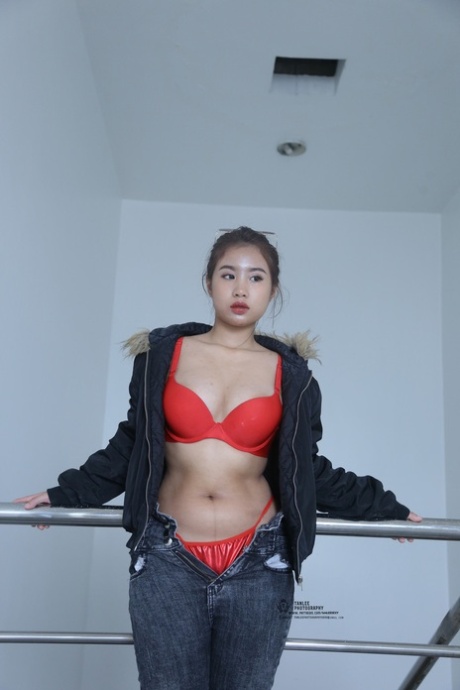 Brunette Asian hottie tar av seg jeansene og viser frem den store boble-rumpa si