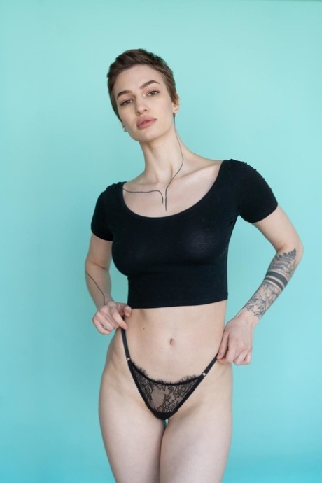 A bela e glamorosa Valentina posa em lingerie na sua compilação erótica