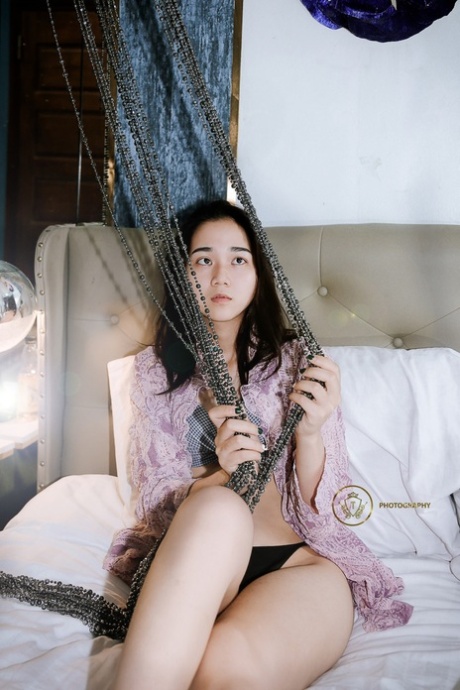 Brunette Aziatisch meisje Anna Lee draait zich om & plaagt met haar dikke kont in een string