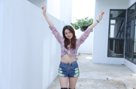 La merveilleuse mannequin asiatique Julia Hanh Dao pose en public dans une tenue sexy.