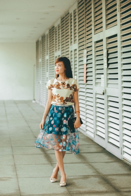 Mooie Aziatische dame Kim Mimi poseert in haar zomeroutfit in het openbaar