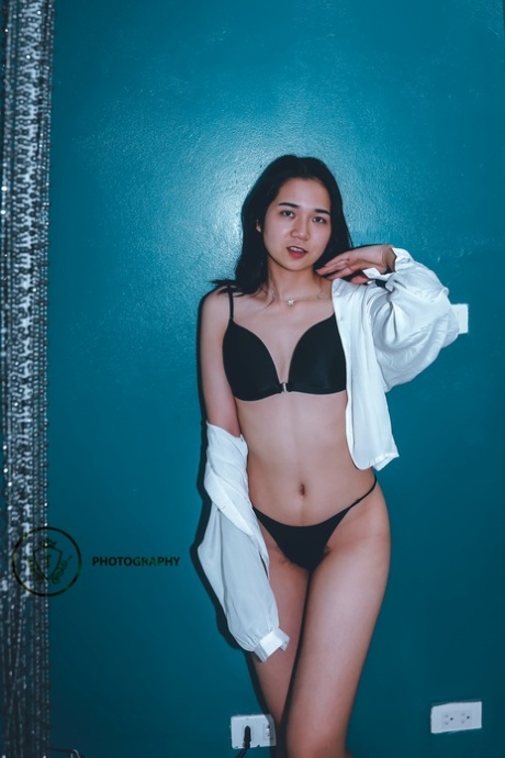 La impresionante modelo asiática Anna Lee posa en lencería y se hace una paja babosa