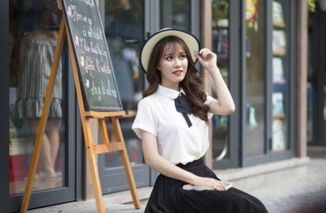 Smuk asiatisk collegepige poserer i sine hotte outfits i sin solocompilation
