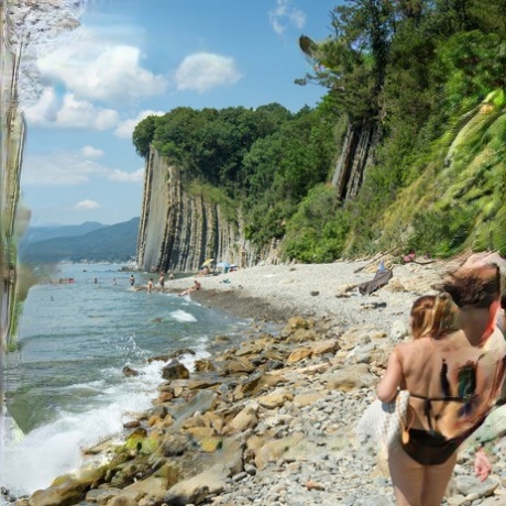 Mujer madura posa en bikini mientras disfruta de unas vistas espectaculares