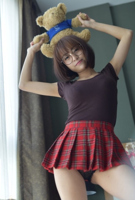 Una bella teenager asiatica sfoggia il suo culo sexy indossando minigonna e mutandine