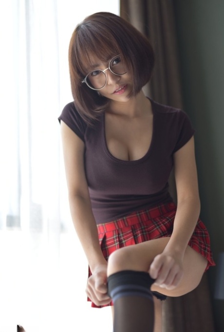 Hübsche asiatische Teenie zeigt ihren heißen Arsch im Minirock und Höschen