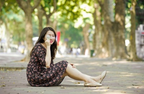 Preciosas asiáticas morenas posando con sus vestidos de verano en público