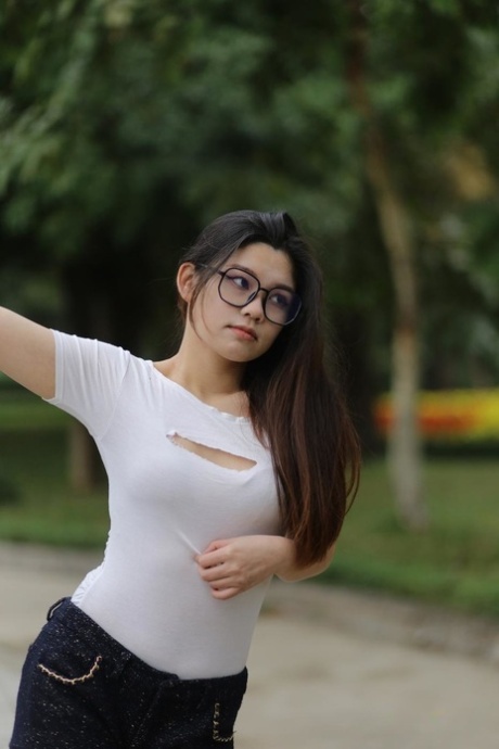 Nerdy Asian model Natalia pozowanie w jej seksowny mocno strój na dworze