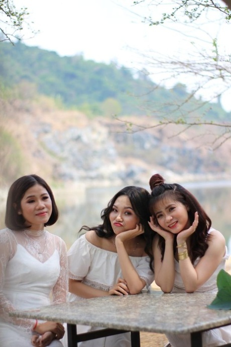 Splendida Asiatico ragazze in posa in loro caldo bianco abiti all