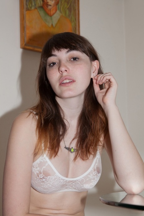 Brunette vriendin Debbie Vogel toont haar tengere lichaam in een home striptease