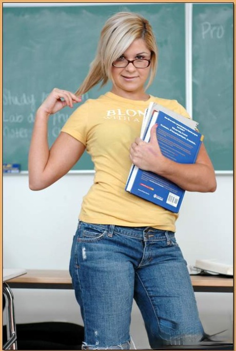 Blonde Brandi Lace met bril trekt haar korte broek uit en berijdt een lul op school