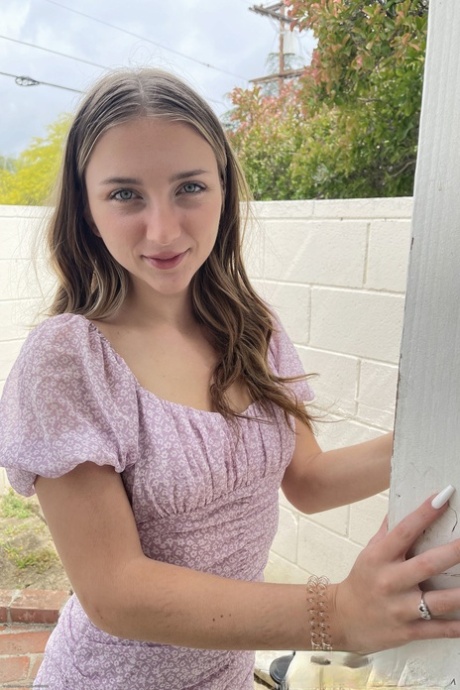 Krásná teenagerka Macy Meadows ukazuje svá malá prsa a představuje svou kundičku
