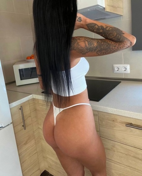 Aficionada de pelo cuervo muestra su culo perfectamente formado y su sexy escote