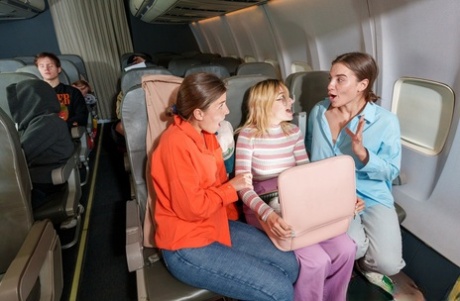 Freche Teens mit leckeren Ärschen ziehen sich aus und spielen nackt in einem Flugzeug