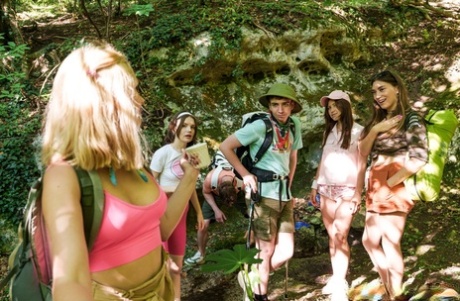 Kleine tieners met volledig natuurlijke lichamen delen een stijve staaf op een camping