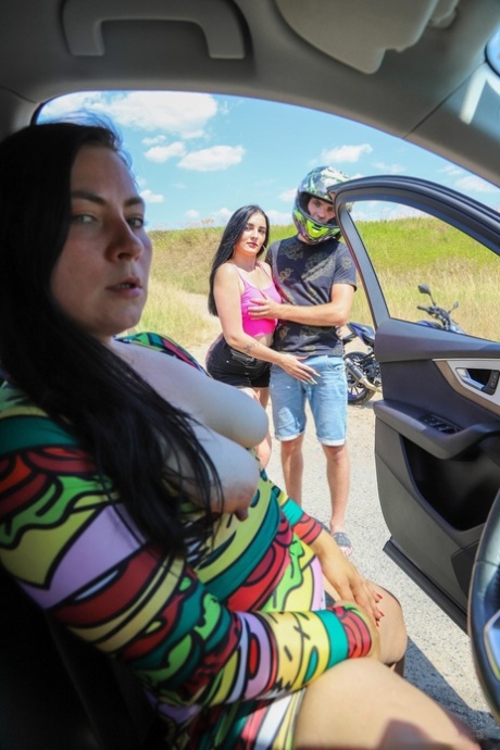 Mulheres maduras curvilíneas Ellen Saint, Stepsis Suzie e Christina Santes fodem um motociclista