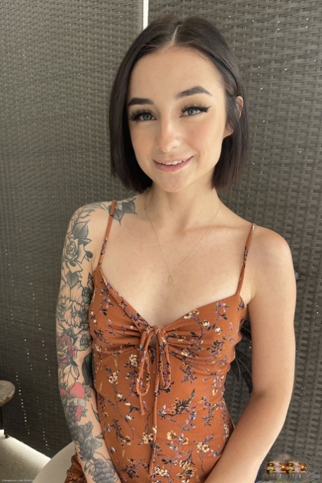 A adolescente magricela Stevie Moon expõe as suas tatuagens, mamas minúsculas e tanga