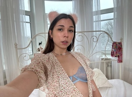Morena sexy mostra as suas mamas naturais numa compilação de selfies quentes