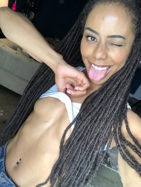 Dirty ebony Kira Noir exponerar sin fantastiska röv och smala figur i en solo