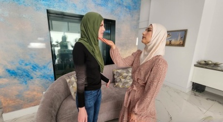 Femmes arabes Fiona Frost & Isabel Love suçant et chevauchant une bite dans un plan à trois