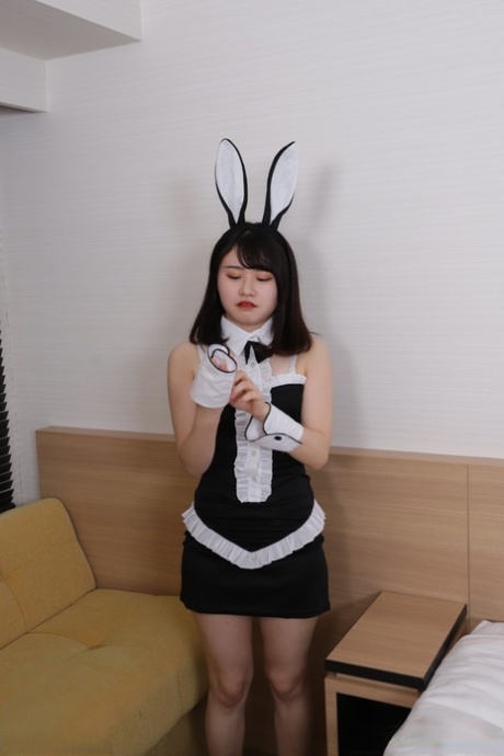 Сексуальная японская горничная с кроличьими ушками Руи Адачи трахается со своим мужчиной