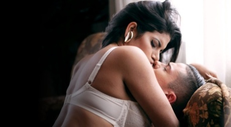 Сексуальная испанская малышка Шейла Ортега занимается любовью со своим мужчиной на диване