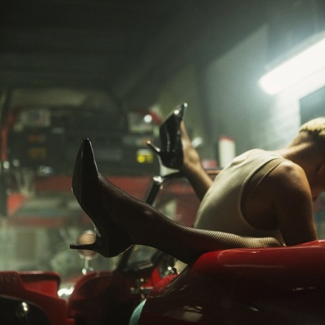 Sadie Lune fait une pipe à son mécanicien et le baise dans sa voiture.